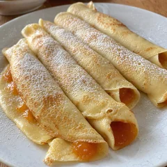 Palatschinken mit Marillenmarmelade