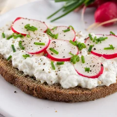 Vollkornbrot mit Topfen und Radieschen